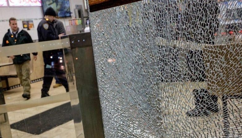 Происшествия: Вандалы разбили стекла в десятках магазинов и кафе в Bronx