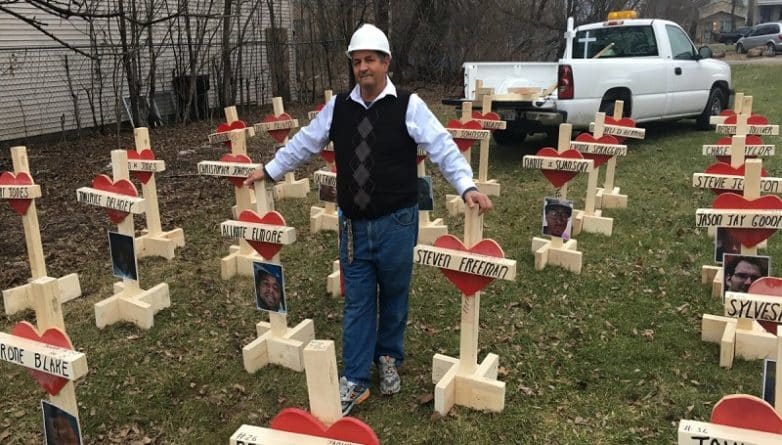 Общество: Мужчина устанавливает кресты жертвам стрельбы в Чикаго, чтобы привлечь внимание властей к проблеме насилия