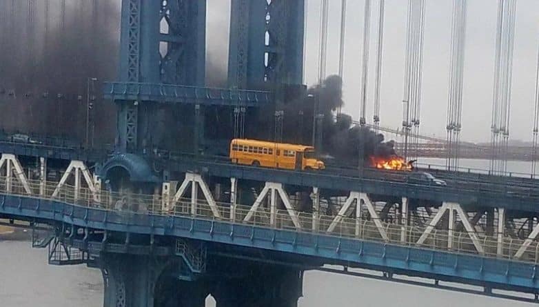 Популярное: Автомобиль загорелся прямо посреди Манхэттенского моста