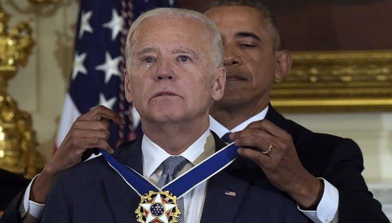 Знаменитости: Обама наградил Джо Байдена Президентской медалью Свободы