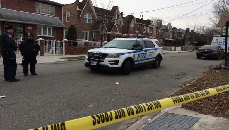 Происшествия: Мужчина, напавший на мать с отверткой, застрелен полицией в Queens