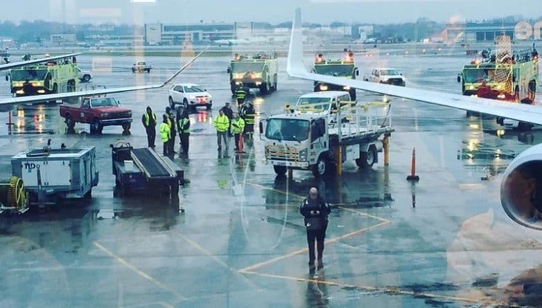 Происшествия: Инцидент в аэропорту LaGuardia: столкнулись два самолета