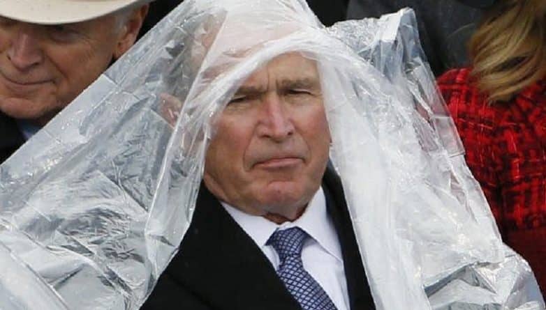 Знаменитости: Снова в центре внимания: Джордж Буш-младший запутался в дождевике во время инаугурации (фото)