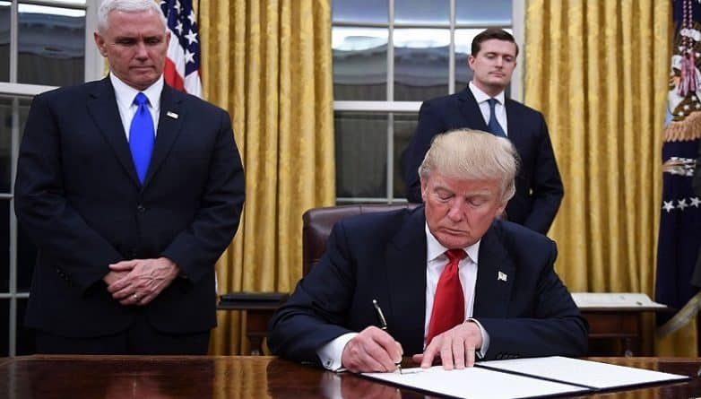 Политика: Трамп подписал свой первый президентский указ о реформировании Obamacare