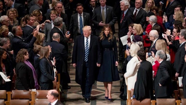 Знаменитости: Свой первый рабочий день Трамп начал с посещения церкви
