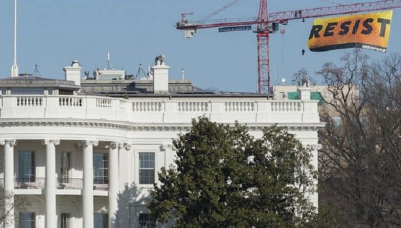Общество: Возле Белого дома появился 70-футовый баннер с надписью "сопротивление"