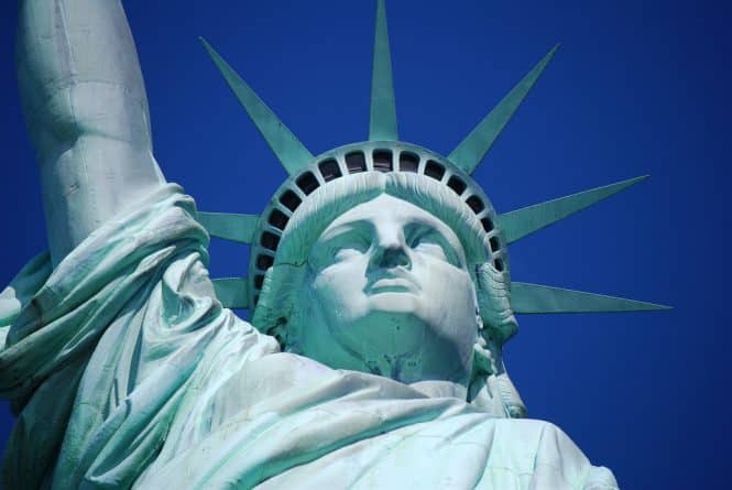 Общество: На сайте Белого Дома появилась петиция о сносе статуи Свободы