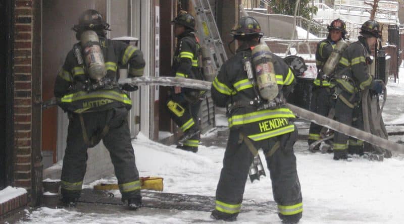 Происшествия: При тушении пожара в Бруклине пострадали пять пожарных