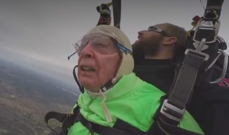 Общество: Экстремальный юбилей: на свое 100-летие житель Техаса прыгнул с парашютом