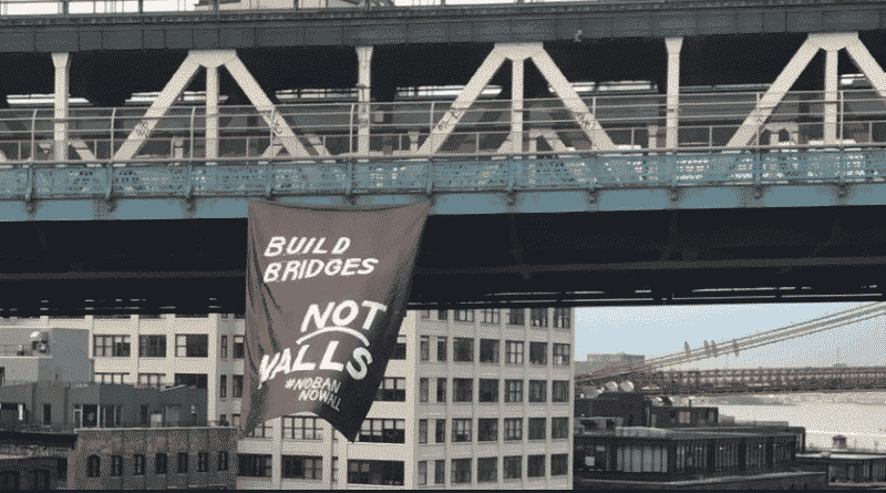 Общество: На мосту в Манхэттене появился баннер против указов Трампа