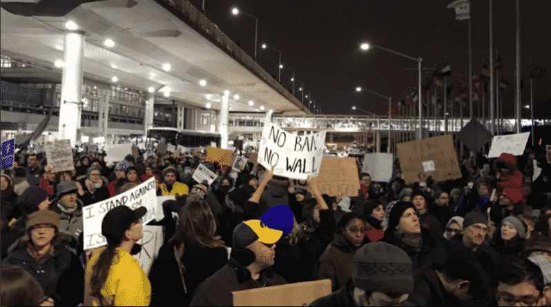 Общество: «Ночь солидарности»: в аэропортах США прошли акции протеста