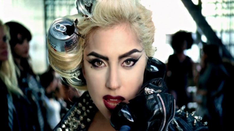 Знаменитости: Леди Гага станет первой женщиной хедлайнером на Ригли Филд