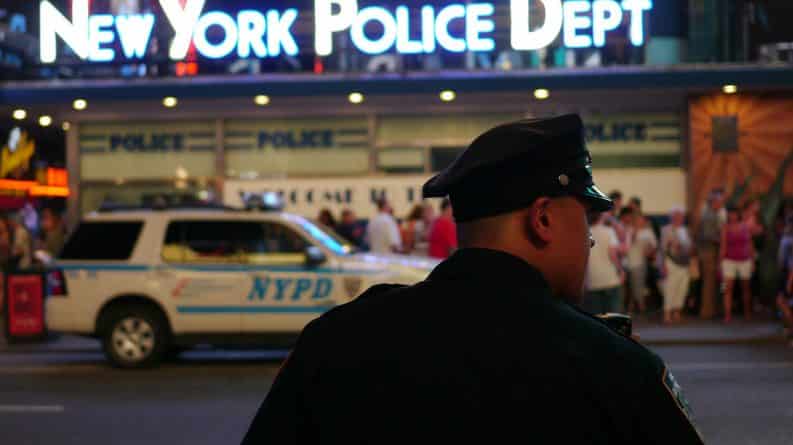Происшествия: Нью-Йоркские полицейские применили против беременной девушки электрошокер