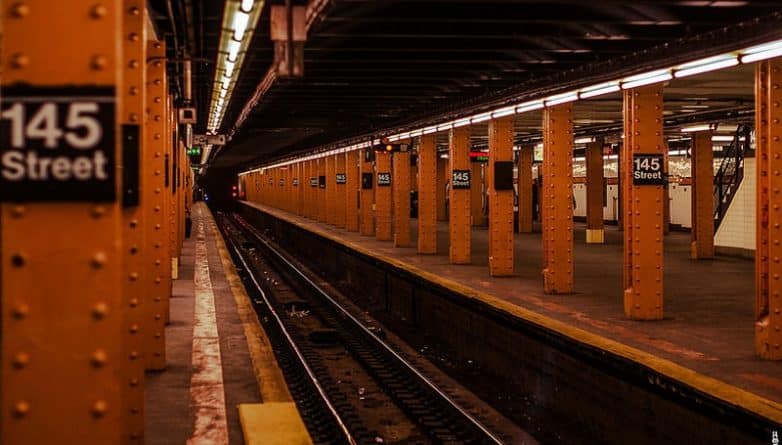 Происшествия: Большой участок линии метро в Манхэттене был перекрыт из-за пожара
