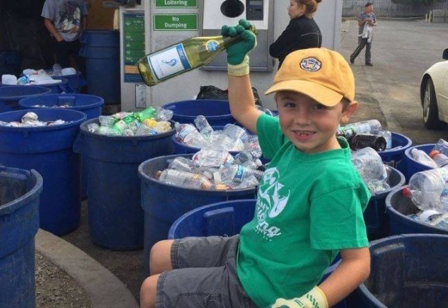 Общество: Семилетний бизнесмен заработал тысячи долларов на переработке мусора
