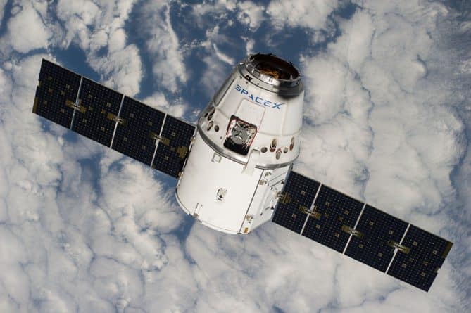 Технологии: SpaceX организует путешествие вокруг Луны для 2 космических туристов