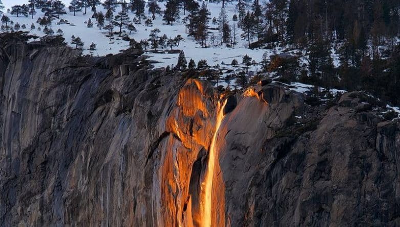Досуг: "Огненный" водопад в Национальном парке Йосемити снова радует посетителей