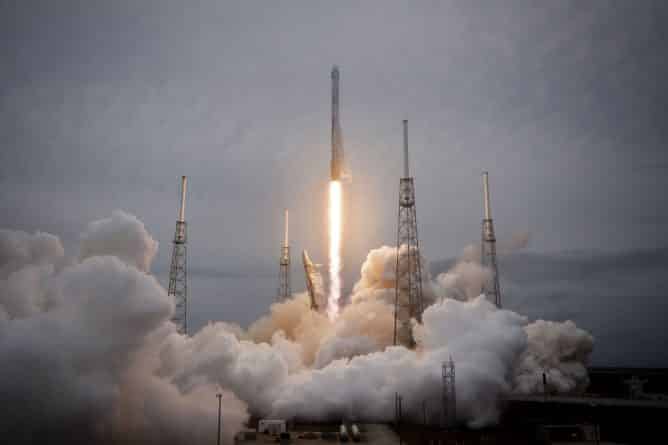 Технологии: Компания SpaceX осуществила успешный запуск ракеты Falcon 9