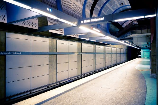Популярное: В метро Лос-Анджелеса обнаружен подозрительный пакет