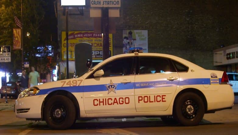 Происшествия: В Чикаго полицейский застрелил водителя автомобиля, отказавшегося выйти из машины