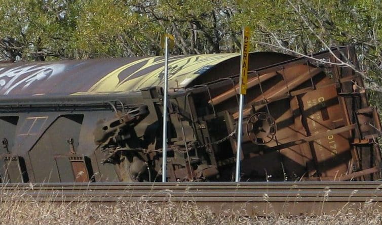Происшествия: Два десятка вагонов грузового поезда упали в реку в округе Сакраменто