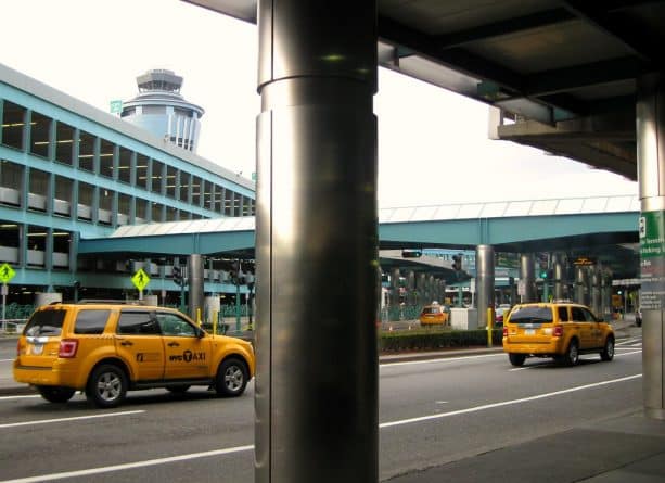 Общество: За такси в аэропорту, возможно, придется платить больше