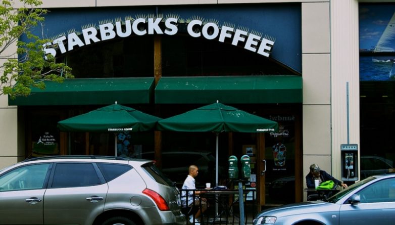 Бизнес: Starbucks предоставляет бесплатную юридическую помощь сотрудникам-иммигрантам