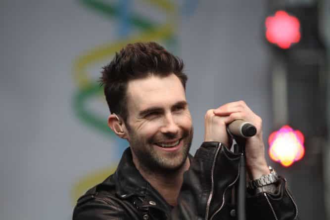 Знаменитости: Фронтмен группы Maroon 5 получил звезду на Аллее Славы