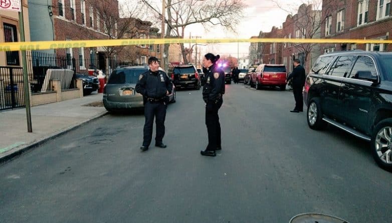 Происшествия: В Бруклине мужчина был застрелен офицерами полиции в штатском во время перестрелки