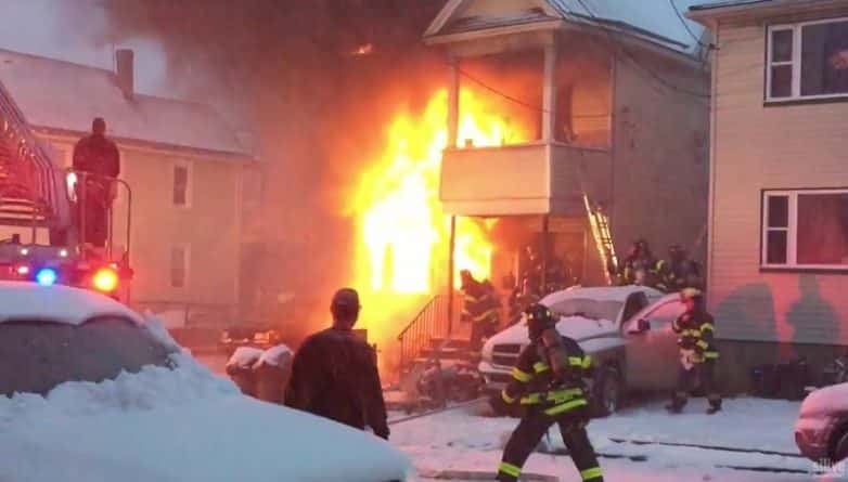 Происшествия: Пожар во время снежной бури в Staten Island: 1 погибший, 14 раненых
