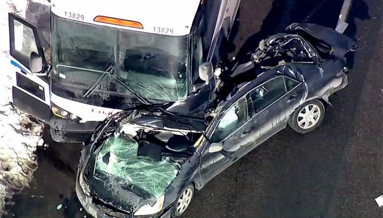 Происшествия: Лобовое столкновение автобуса и автомобиля на Route 17: 1 человек погиб, несколько ранены