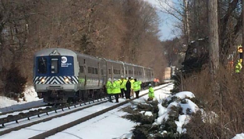 Происшествия: Поезд сошел с рельсов на Harlem Line из-за свалившегося дерева