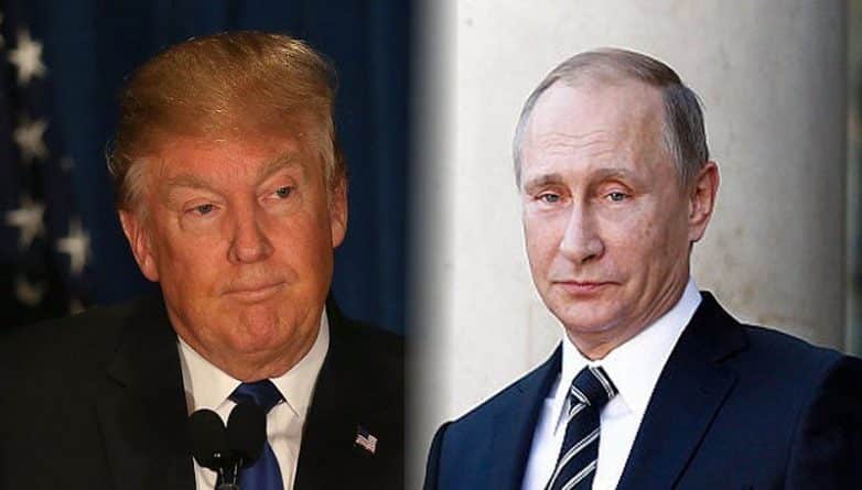 Знаменитости: Фото рекламной инсталляции с Путиным, обнимающим Трампа, стало вирусным в соцсетях