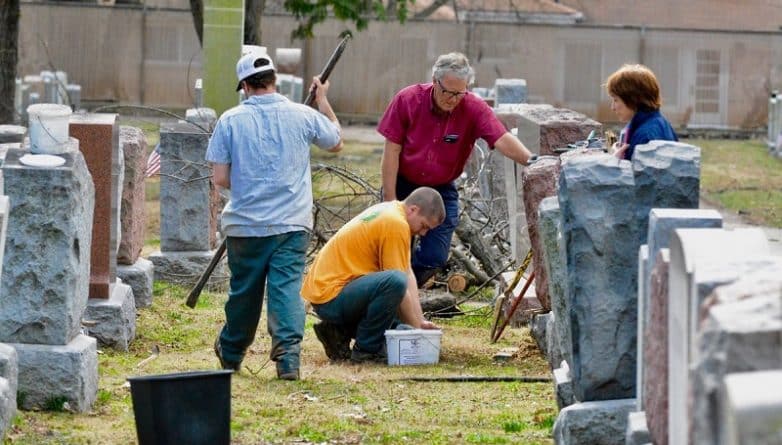 Общество: Мусульманские активисты организовали кампанию по сбору средств на восстановление еврейского кладбища