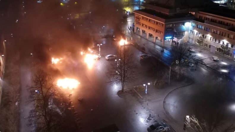 В мире: Ночью в Стокгольме вспыхнули беспорядки
