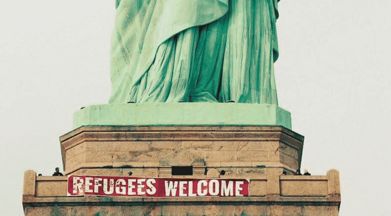 Популярное: На статуе Свободы появился баннер с надписью "Добро пожаловать, беженцы"