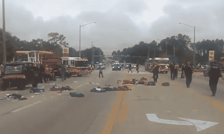 Происшествия: В Алабаме пожилой водитель въехал в толпу школьников на фестивале Марди Гра
