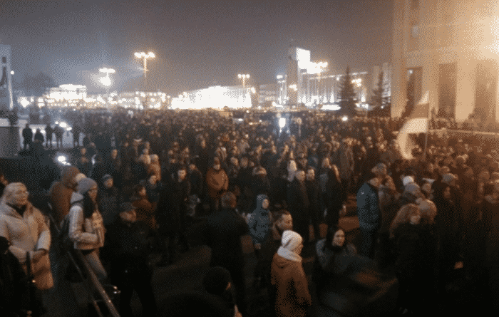 В мире: Тысячи белорусов вышли на протест против "налога на тунеядство"