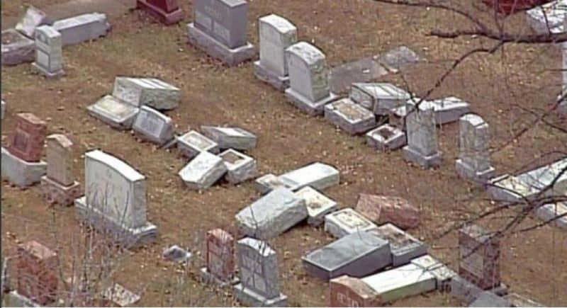 Происшествия: Более 170 надгробий были разрушены на еврейском кладбище в Сент-Луисе