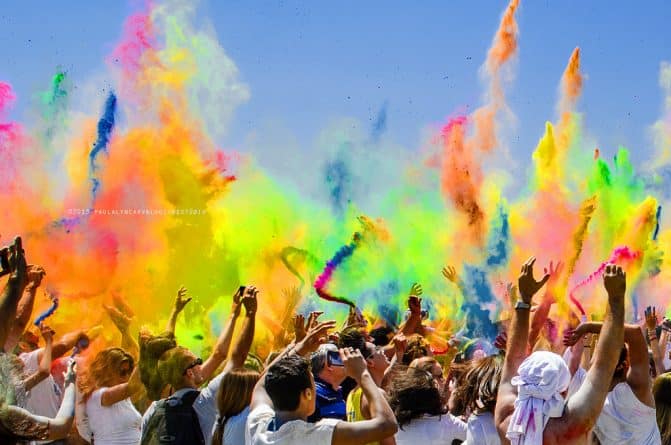 Досуг: Окунитесь в феерию красок на грядущих фестивалях Холи в Нью-Йорке