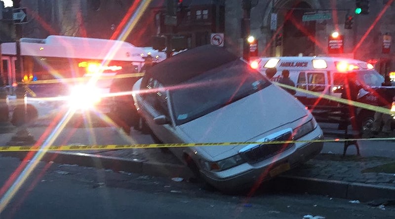 Происшествия: В Нью-Йорке машина припарковалась… на скамейку