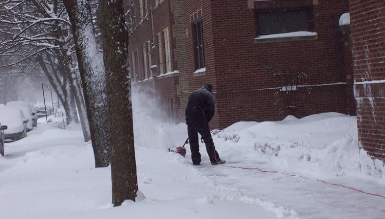 Общество: Чикагцев предупреждают о необходимости расчищать от снега территорию перед домом и офисом под угрозой штрафа в $ 500