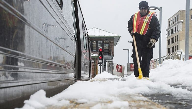 Погода: Наземное метро в Нью-Йорке прекратит свою работу во вторник утром, а количество автобусов на дорогах сократится на 30%