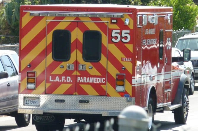 Происшествия: Два жителя Северного Голливуда пострадали при взрыве в частном доме