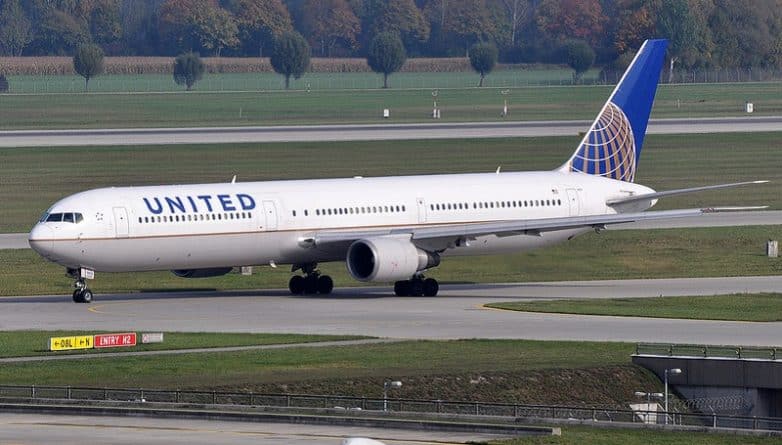 Путешествия: Что можно, а что нельзя надевать пассажирам United Airlines?