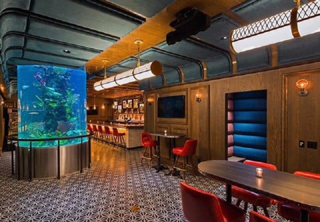 Досуг: В Нью-Йорке открылся новый бар с видеоиграми и огромным аквариумом