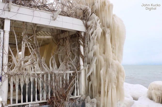 Погода: Дома на севере штата Нью-Йорк превратились в ледяные замки