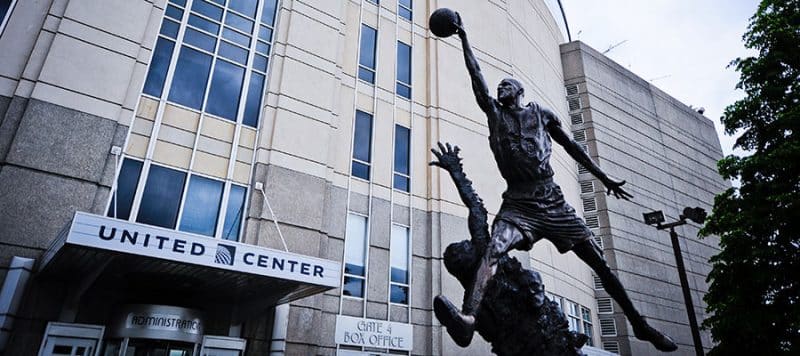 Спорт: Статуя Майкла Джордана теперь находится внутри «Юнайтед центра»