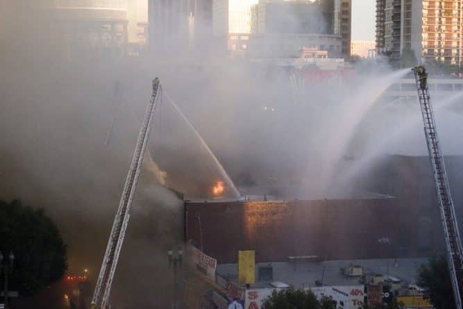 Происшествия: Крупный пожар в Лос-Анджелесе: в центре города загорелся склад