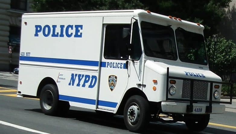 Происшествия: Неизвестный бросил в фургон NYPD "Коктейль Молотова"